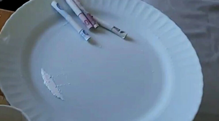 Kokain &Ccedil;ekerken Polis Bastı, Pencereden Atladı