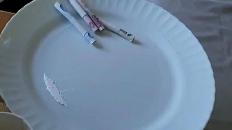 Kokain &Ccedil;ekerken Polis Bastı, Pencereden Atladı