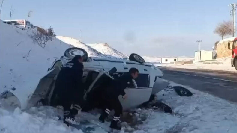 Kontrolden &Ccedil;ıkan Otomobil Şarampole Devrildi: Yaralılar Var