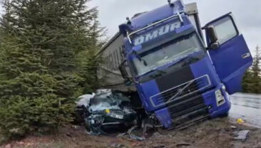 Kontrolden &ccedil;ıkan TIR, otomobili altına aldı