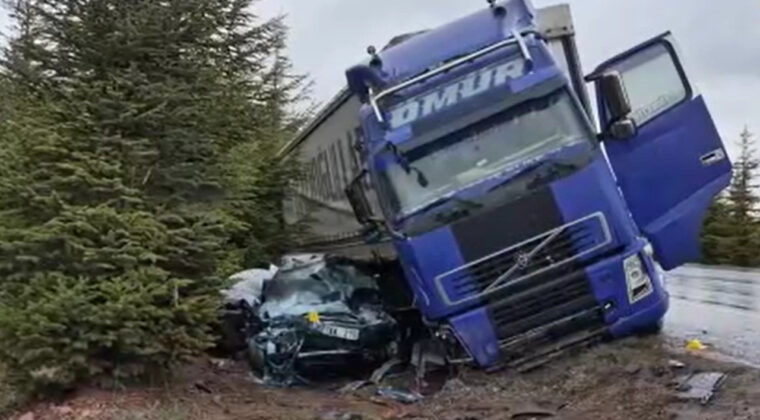 Kontrolden &ccedil;ıkan TIR, otomobili altına aldı