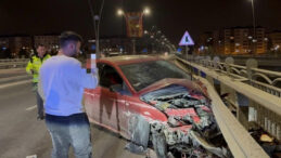 Kontrolden &ccedil;ıktı, bariyerlere &ccedil;arptı! Kazayı ailesine g&ouml;r&uuml;nt&uuml;l&uuml; anlattı