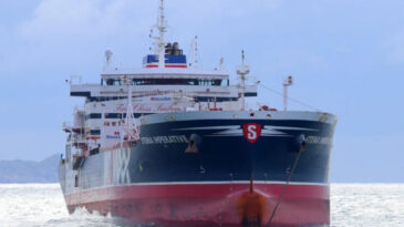 K&ouml;rfez'de ABD bandıralı tanker vuruldu: 1 &ouml;l&uuml;