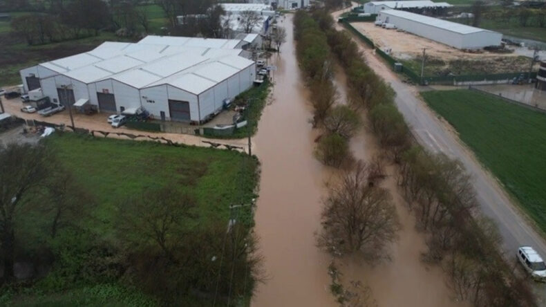 Kuruyan dere taştı: Araçlar su altına kaldı