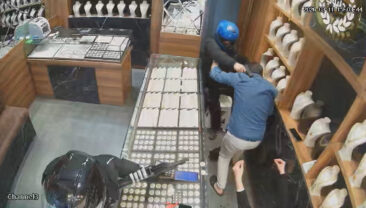 Kuyumcuda dehşet: Namlunun &ouml;n&uuml;ne atladı, kanlar i&ccedil;inde savuşturdu