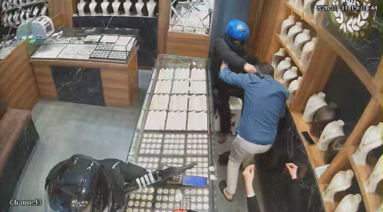 Kuyumcuda dehşet: Namlunun &ouml;n&uuml;ne atladı, kanlar i&ccedil;inde savuşturdu