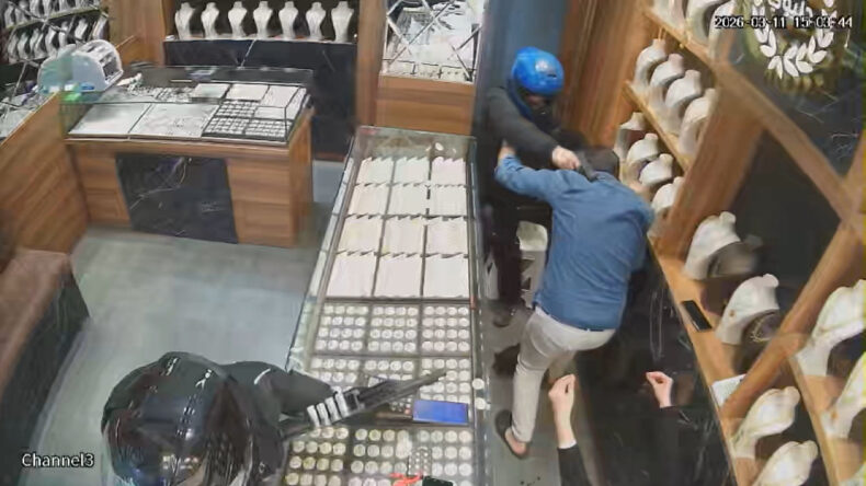 Kuyumcuda dehşet: Namlunun &ouml;n&uuml;ne atladı, kanlar i&ccedil;inde savuşturdu