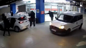 Kuyumcukent'te film gibi soygun: &Ccedil;uval &ccedil;uval paraları &ccedil;aldılar