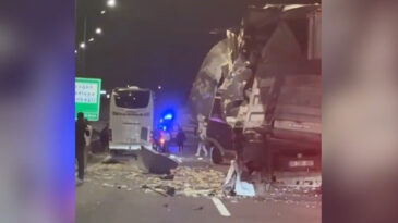 Kuzey Marmara'da yolcu otob&uuml;s&uuml; TIR'a &ccedil;arptı: 10 yaralı