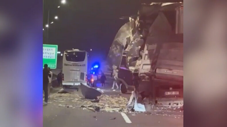 Kuzey Marmara'da yolcu otobüsü TIR'a çarptı: 10 yaralı