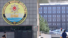 &lsquo;Dur&rsquo; ihtarına uymadı, polis motosikletine &ccedil;arptı: 2 polis yaralandı