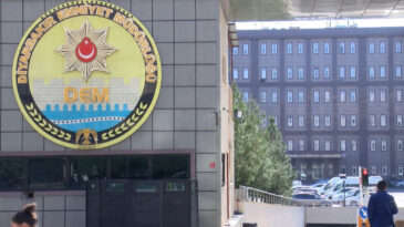 &lsquo;Dur&rsquo; ihtarına uymadı, polis motosikletine &ccedil;arptı: 2 polis yaralandı