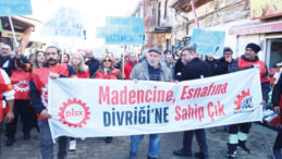 Madenciler bor&ccedil; i&ccedil;inde y&uuml;z&uuml;yor