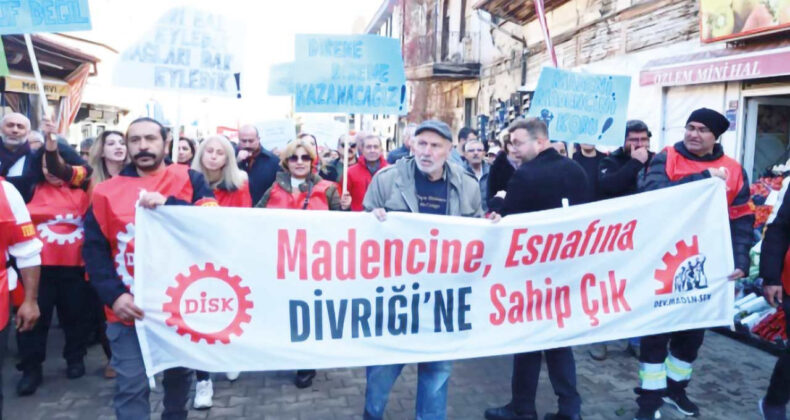 Madenciler bor&ccedil; i&ccedil;inde y&uuml;z&uuml;yor