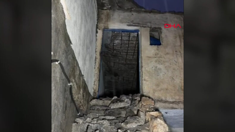 Mardin’de iki katlı evin bir bölümü çöktü