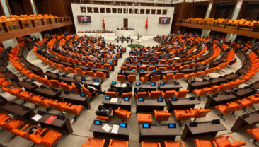 Meclis'te 'at eti' tartışması