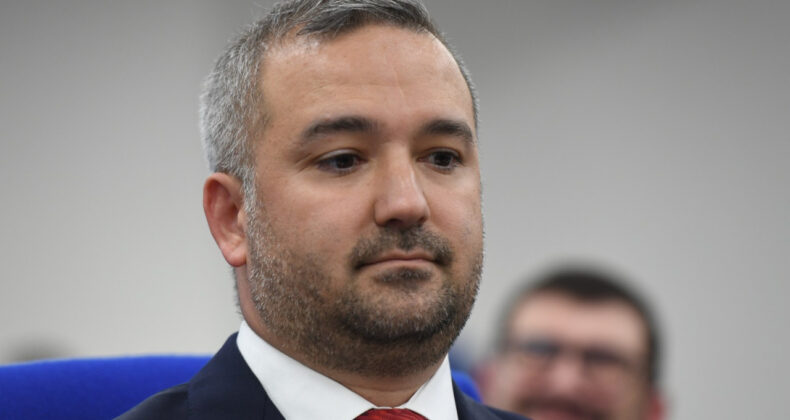 Merkez'e Üçlü Baskı