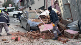Metruk bina park halindeki aracın &uuml;zerine &ccedil;&ouml;kt&uuml;