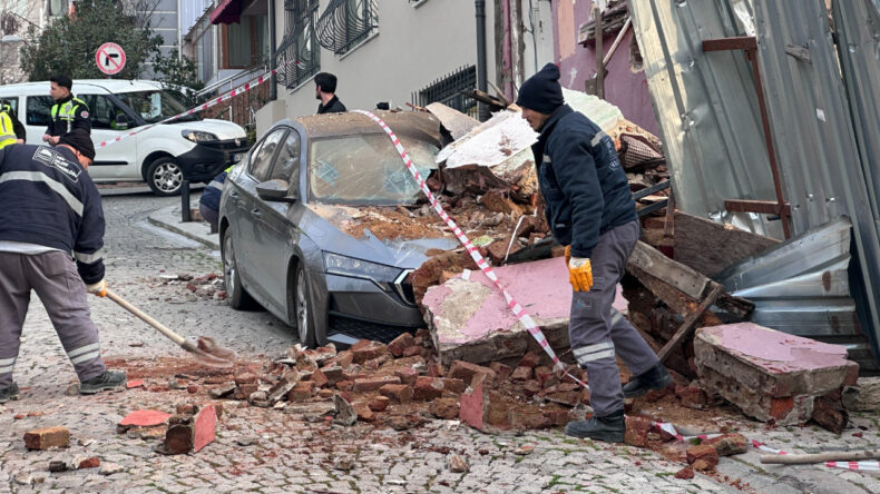 Metruk bina park halindeki aracın &uuml;zerine &ccedil;&ouml;kt&uuml;