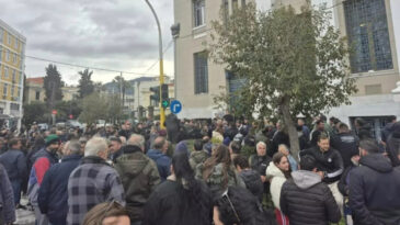 Midilli Adası&rsquo;nda mahsur kalan T&uuml;rk turistler yurda d&ouml;nd&uuml;
