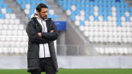 Milli ma&ccedil;ta yere d&uuml;şen Egemen Korkmaz hastaneye kaldırıldı