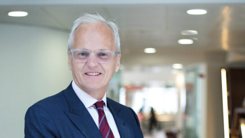 Milyarder iş insanı, yola &ccedil;&ouml;p d&ouml;kenleri gizli kamerayla yakalattı