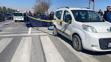 Motosiklet hafif ticari araca &ccedil;arptı: 1 &ouml;l&uuml;