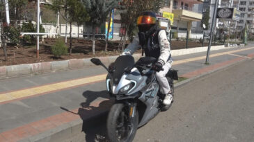 Motosiklet s&uuml;r&uuml;c&uuml;s&uuml;ne 'emniyet kemeri takmamak' cezası