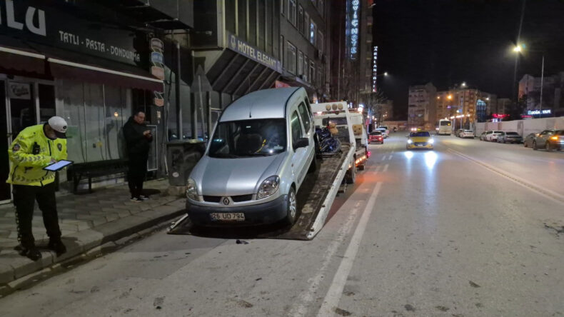 Motosikletle hafif ticari ara&ccedil; &ccedil;arpıştı: 3 yaralı