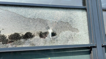 Motosikletli saldırganlardan restorana silahlı saldırı