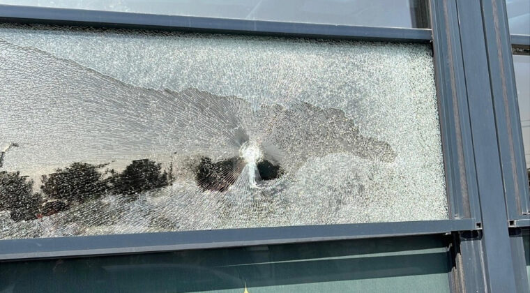 Motosikletli saldırganlardan restorana silahlı saldırı