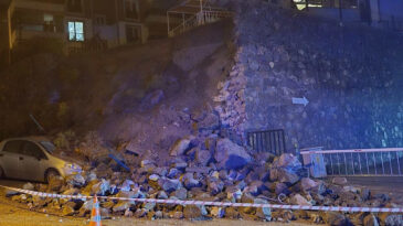 Mudanya&rsquo;da İstitat Duvarı &Ccedil;&ouml;kt&uuml;, Otomobil Hurdaya D&ouml;nd&uuml;