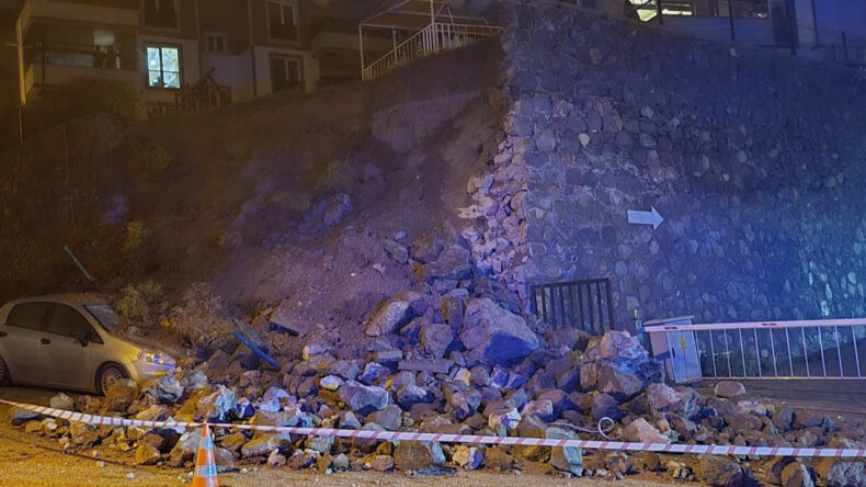 Mudanya&rsquo;da İstitat Duvarı &Ccedil;&ouml;kt&uuml;, Otomobil Hurdaya D&ouml;nd&uuml;