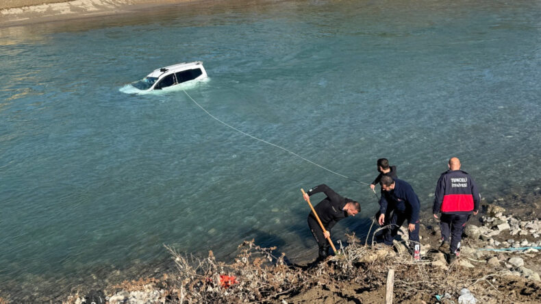Munzur &Ccedil;ayı'nda Zamanla Yarıştılar: Otomobil Suya D&uuml;şt&uuml;