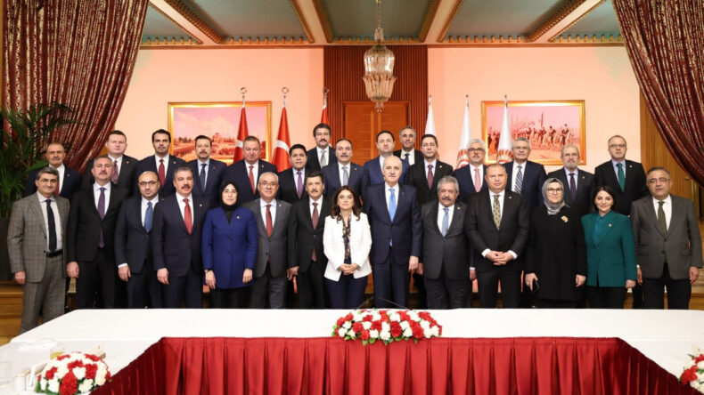 Numan Kurtulmuş, Milli Dayanışma Komisyonu &Uuml;yeleriyle İftarda Buluştu