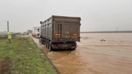 Nusaybin'de yollar g&ouml;le d&ouml;nd&uuml;, evleri su bastı