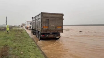 Nusaybin'de yollar g&ouml;le d&ouml;nd&uuml;, evleri su bastı