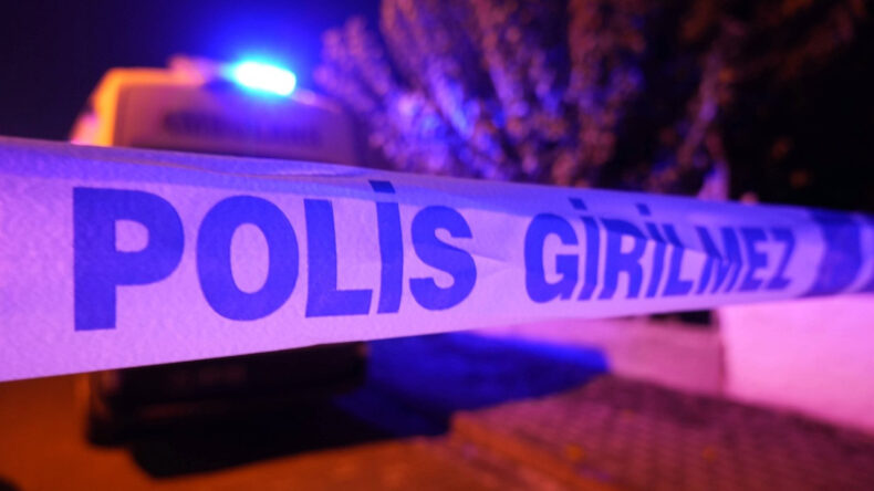 Oğul annesinin sevgilisini bı&ccedil;akladı, anne polisi tokatladı