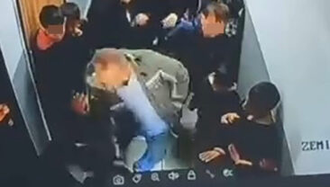 Okulda veli dehşeti! &Ccedil;ocuğuna kartopu atan &ouml;ğrenciyi koridorda d&ouml;vd&uuml;