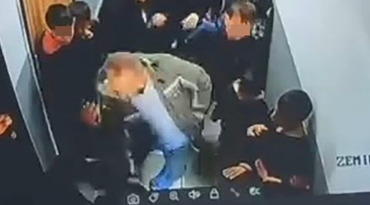 Okulda veli dehşeti! &Ccedil;ocuğuna kartopu atan &ouml;ğrenciyi koridorda d&ouml;vd&uuml;