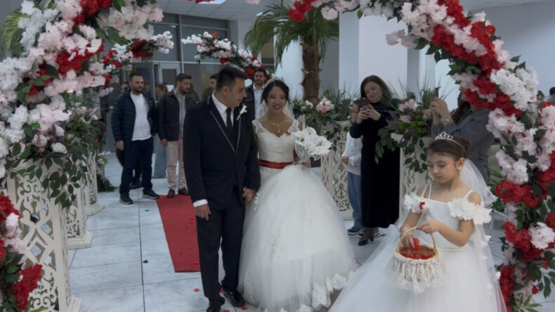 Online oyunda tanıştılar: Filipinler'den &Ccedil;anakkale'ye geldi, evlendi