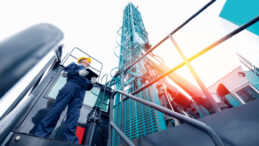 Orta Doğu&rsquo;da petrol ve LNG &uuml;retimi durma noktasında