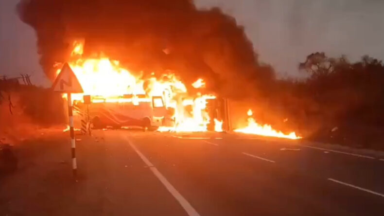 Otob&uuml;sle Kamyon &Ccedil;arpıştı: 13 &Ouml;l&uuml;, 20 Yaralı