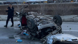 Otomobil elektrik direğine &ccedil;arpıp takla attı: 3 yaralı