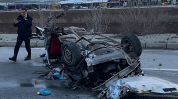 Otomobil elektrik direğine &ccedil;arpıp takla attı: 3 yaralı