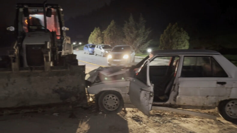 Otomobil, İş Makinesine &Ccedil;arptı: 1 &Ouml;l&uuml;