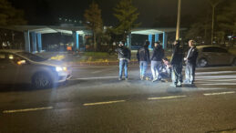 Otomobilin &Ouml;n&uuml;ne Atlayan Gen&ccedil; Yaralandı