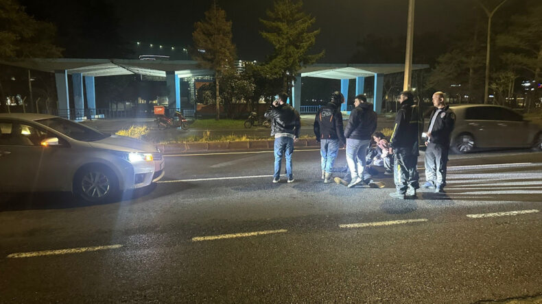 Otomobilin &Ouml;n&uuml;ne Atlayan Gen&ccedil; Yaralandı