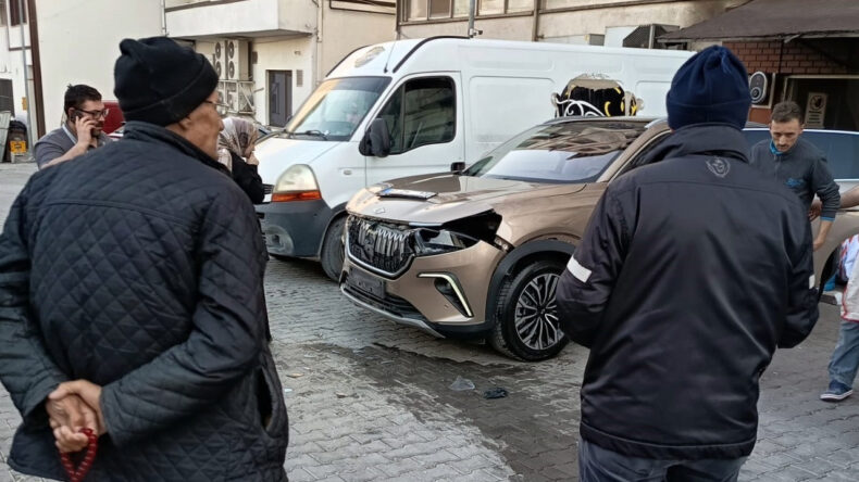 Otoparktan Çıkarken Fren Yerine Gaza Bastı, 5 Aracı Hurdaya Çevirdi