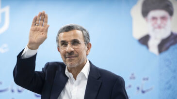 &Ouml;ld&uuml;ğ&uuml; iddia edilmişti: İran'ın eski cumhurbaşkanı Ahmedinecad ortaya &ccedil;ıktı